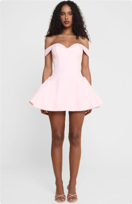 Mini-robe noire chic à épaules dénudées avec ourlet blanc