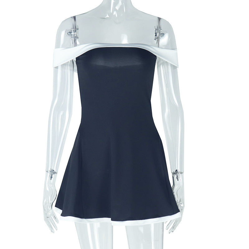 Mini-robe noire chic à épaules dénudées avec ourlet blanc
